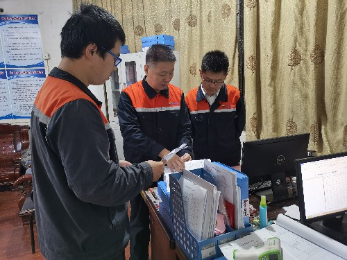 富興建設(shè)公司+王凱�?來(lái)慶忠到項(xiàng)目部開(kāi)展工程車(chē)輛使用情況專(zhuān)項(xiàng)督查~1.jpg
