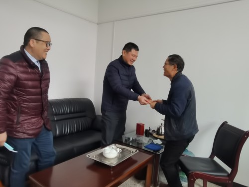 格式工廠(chǎng)民化建設(shè) 徐澍�?海峽科化公司黨委委員、董事、副總經(jīng)理祁忠清到民化建設(shè)公司春節(jié)送溫�?.jpg