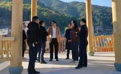 海峽科化公司黨委書(shū)記、董事長(zhǎng)吳彩洪到福安市城陽(yáng)鎮(zhèn)仙嶺村調(diào)研鄉(xiāng)村振興工作并慰問(wèn)駐村干部3.jpg