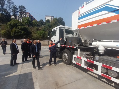 格式工廠富興建設(shè)公司 譚立�?張治平帶隊到富興建設(shè)公司運輸隊開展危險品道路運輸安全工作調(diào)研.jpg