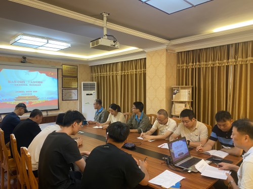 格式工廠烽林陳濤：海峽科化公司黨委委員、副總經(jīng)理張賢鋒到烽林分公司科二黨支部上專題黨課1.jpg