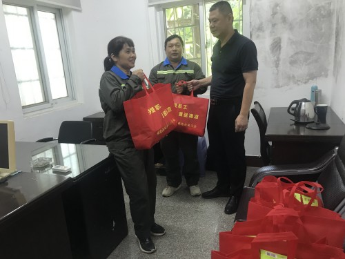 格式工廠民化建設(shè) 林江�?海峽科化公司黨委委員、副總經(jīng)理祁忠清到民化建設(shè)公司開展夏送清涼活�?.jpg