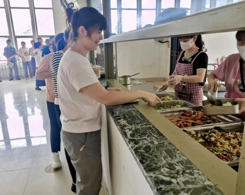 格式工廠龍巖分公�?林偉�?職工排隊取餐.jpg
